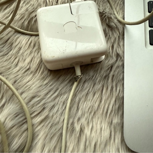 Macbook *Read Description* - Picture 5 of 8